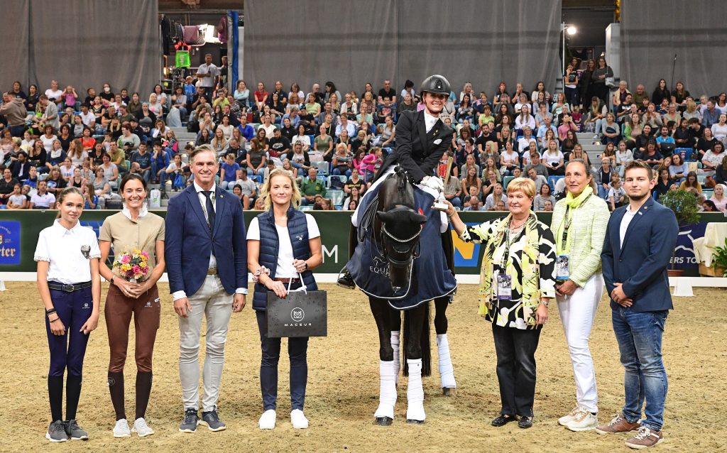 Elisabeth Max Theurer (Präsidentin des OEPS und Dressur-Olympiasiegerin), Alice Schwab (Chefrichterin), Daniel Pölzlbauer (EEP) und Turnierleiter Roland Pulsinger gratulierten der Siegerin und den Platzierten. © HORSIC.com 