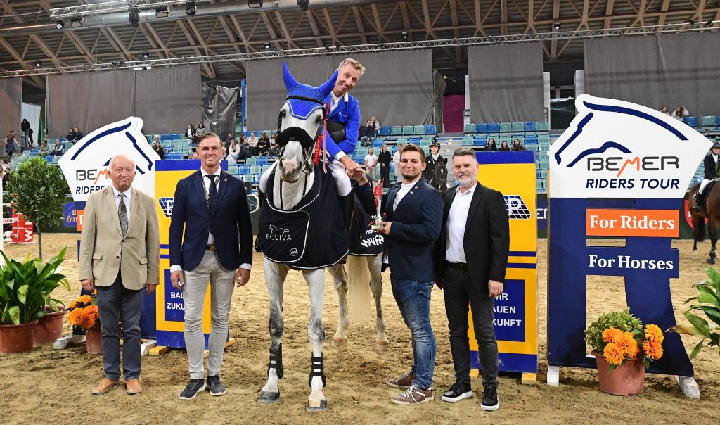 Roland Pulsinger (Turnierleiter), Daniel Pölzlbauer (EPP Geschäftsführer) und Mario Skomar (Arena Nova) gratulierten Jur Vrieling. © HORSIC.com 
