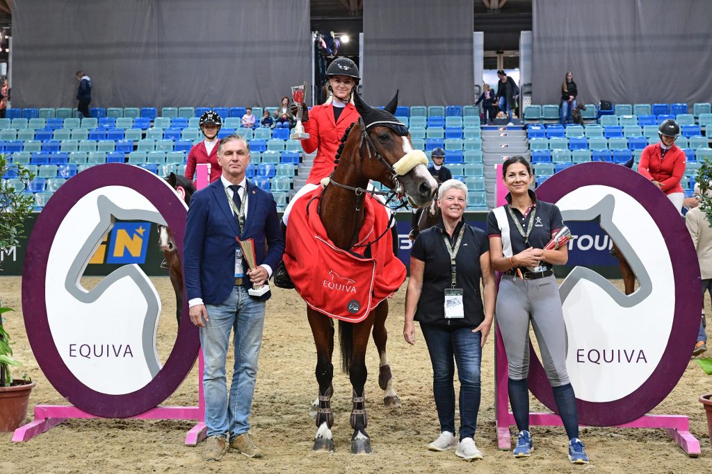 Daniela Wolf gratulierte der Siegerin und den Platzierten im Namen von EQUIVA gemeinsam mit Turnierleiter Roland Pulsinger. © horsicphotography