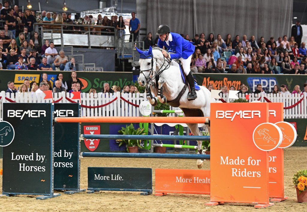 Der Niederländer Jur Vrieling und seine Schimmelstute Griffin van de Heffinck sprangen zwei absolut souveräne, fehlerfreie Runden in der Arena Nova in Österreich. HORSIC.com