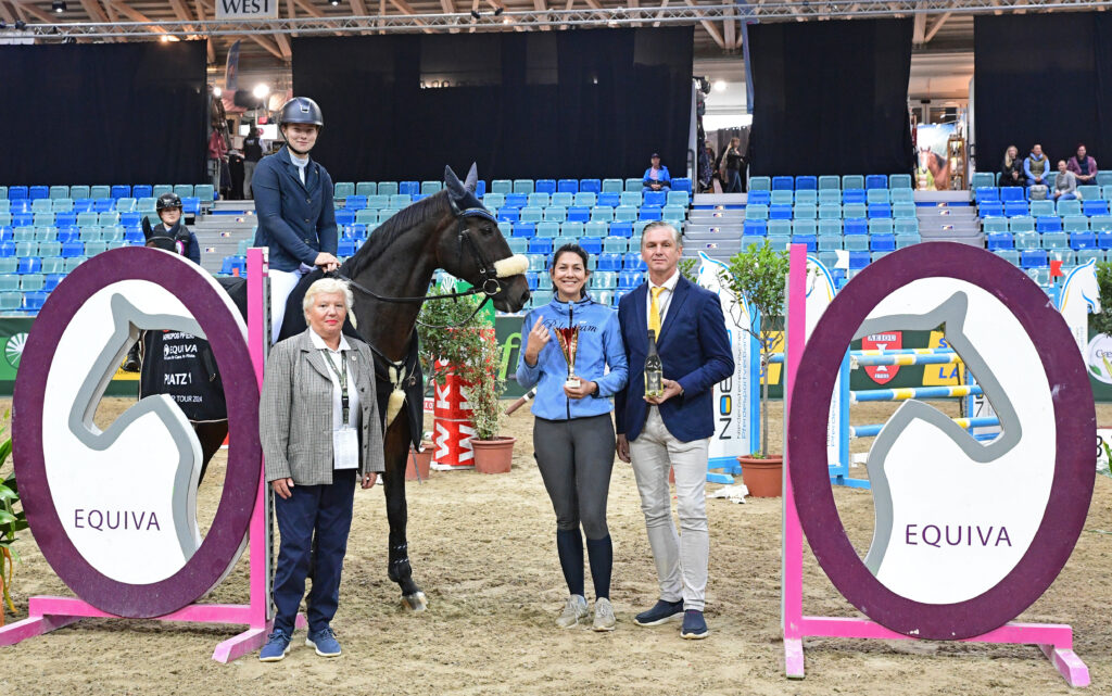 Herzliche Gratulation der Siegerin und den Platzierten der EQUIVA VIP Tour (von links): Michelle Schuster, Ines Bejdl, Daniela Wolf und Roland Pulsinger. © HORSIC.com