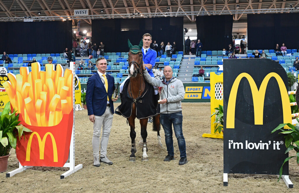 Mag. Richard Jaritz und Turnierleiter Roland Pulsinger gratulierten dem Sieger in der Mc Donalds Jungpferdetour. © HORSIC