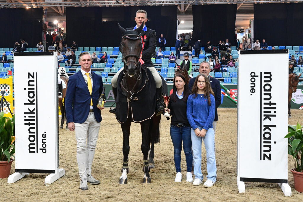 Yasmin, Emily und Martin Mantlik gratulierten dem Sieger gemeinsam mit Turnierleiter Roland Pulsinger. © HORSIC