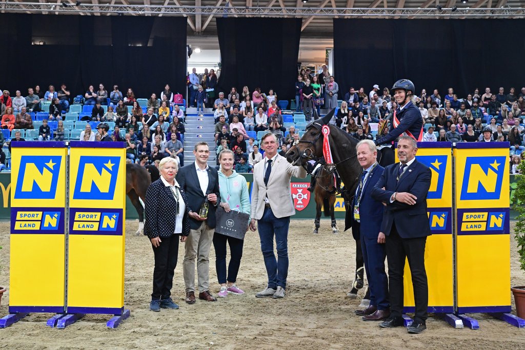 Siegerehrung: Ines Bejdl (Turnierrichterin), Sportstadtrat Philipp Gruber, Manuela Koch (MACEUR), Roland Pulsinger (Turnierleiter), LAbg. Peter Gerstner und Philippe Pirez (Turnierrichter) gratulieren Barbara Schnieper (SUI). © HORSIC