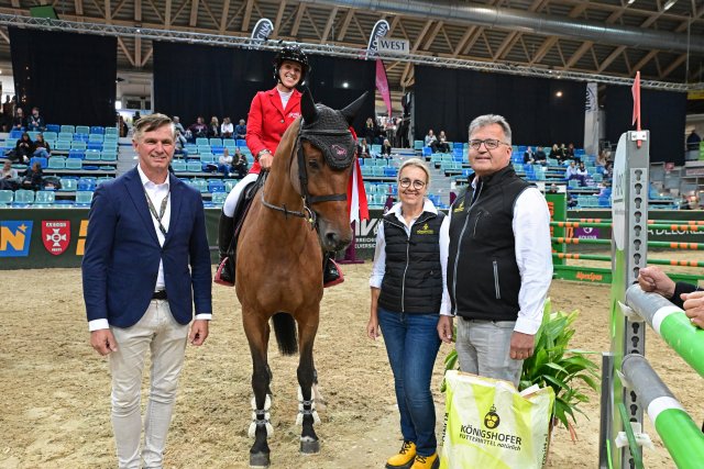Geburtstagskind Bianca Babanitz bei der Siegerehrung im Preis von Königshofer. © horsicphotography