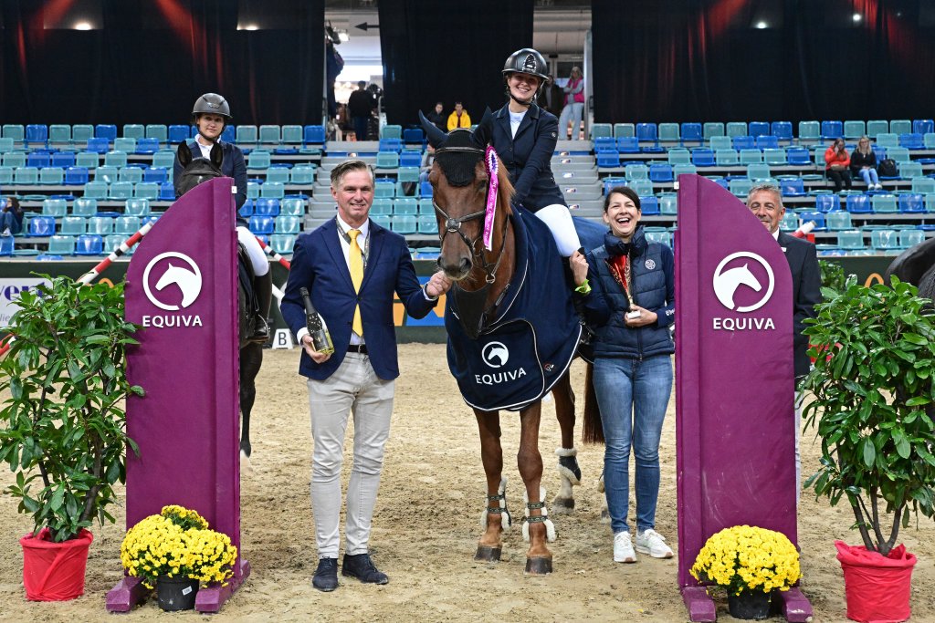 Daniela Wolf (EQUIVA) und Roland Pulsinger gratulierten Clara Praunseis zum Sieg in der EQUIVA VIP Tour. © horsicphotography