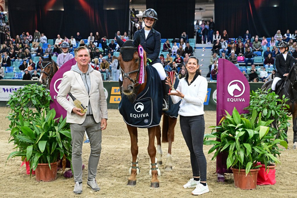 Mrs. Equiva Daniela Wolf gratulierte ihrer Finalsiegerin und den Platzierten persönlich. © horsicphotography