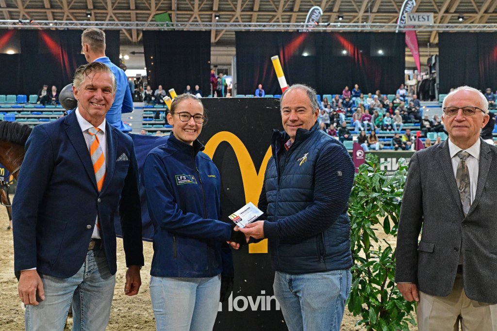 Mag. Richard Jaritz hat den fleißigen Schülern der Landwirtschaftlichen Fachschule Tullnerbach McDonalds Gutscheine mitgebracht. © horsicphotography