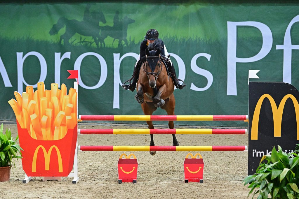 Top! Jennifer Jaritz Gnaser (AUT/NÖ) und der 7-jährige Dom Perignon werden Zweite im McDonalds Jungpferdefinale. © horsicphotography