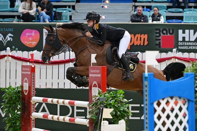 Jennifer Jaritz Gnaser und Dom Perignon. © horsicphotography 