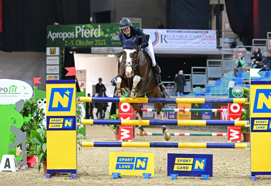 Chiara-Fiorina Moser und Quasi Blue auf dem Weg zum Sieg im Preis vom Linzer Pferdefestival. © horsicphotography