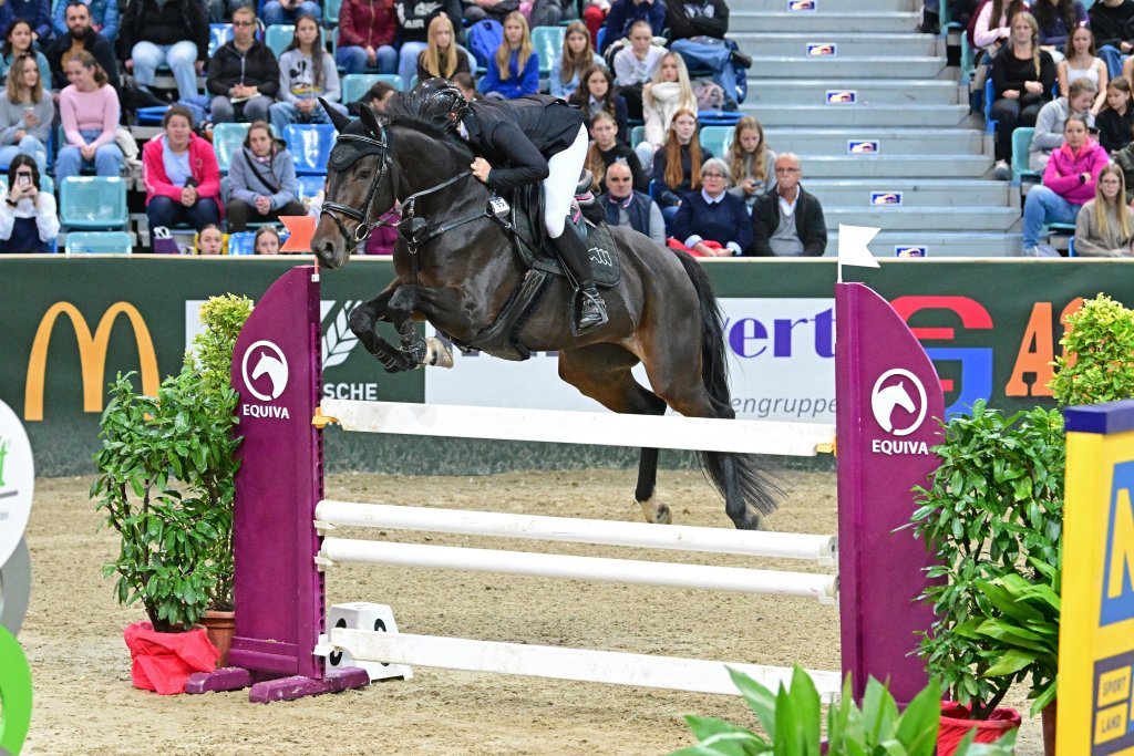 Adina Neuretter und Elica springen auf Platz 3 im EQUIVA VIP Tour Finale. © horsicphotography