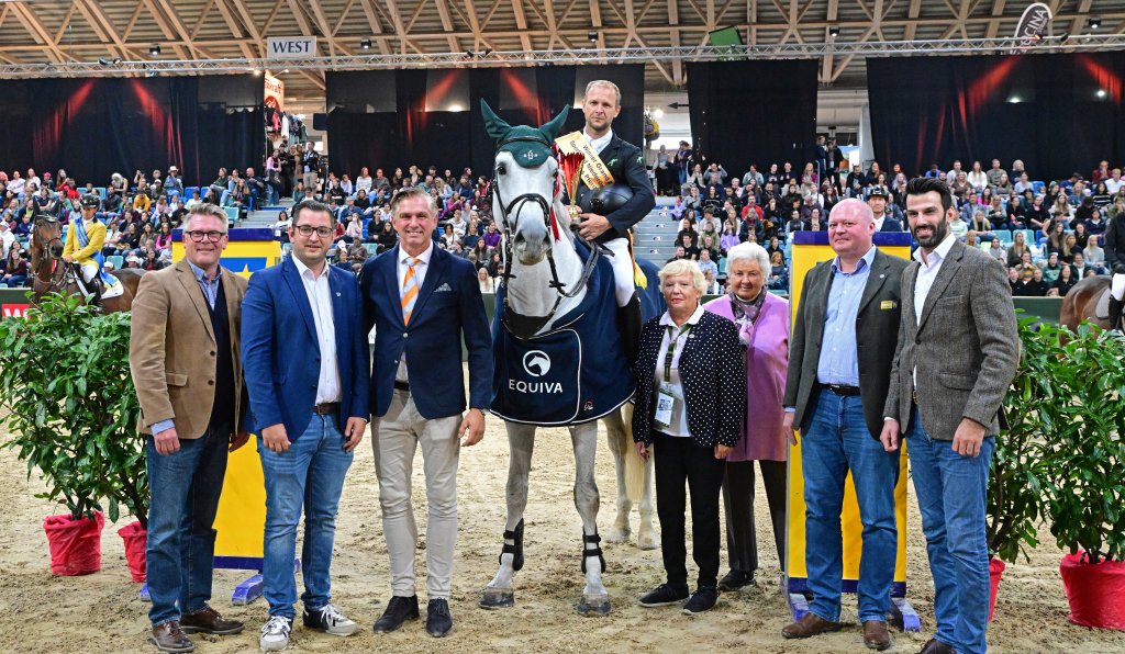 Siegerehrung im Großen Preis vom Sportland NÖ (von rechts): Sport-Landesrat und Landeshauptfrau-Stellvertreter Udo Landbauer, Oberst des Generalstabsdienstes Mag. Markus Prammer, Richterin Jacqueline Schmieder, Richterin Ines Bejdl, Sieger Ales Opatrny, Turnierleiter Roland Pulsinger, Gemeinderat Philipp Gerstmayer, Arena Nova-Geschäftsführer Gerald Stangl. © horsicphotography