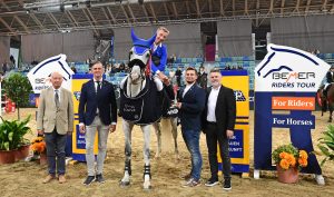 Roland Pulsinger (Turnierleiter), Daniel Pölzlbauer (EPP Geschäftsführer) und Mario Skomar (Arena Nova) gratulierten Jur Vrieling. © HORSIC.com