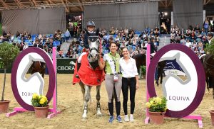 Mrs. EQUIVA Dani Wolf freute sich mit ihrer Siegerin. © HORSIC