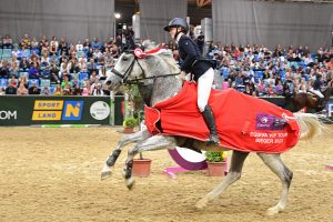 Adina Neuretter auf der Ehrenrunde in der wunderschönen Paradedecke von EQUIVA. © HORSIC.com