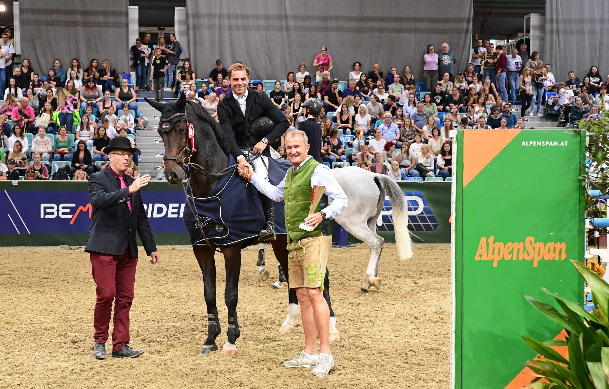 Mr. AlpenSpan Wolfgang Pirker gratulierte seinem Sieger und den Platzierten. © HORSIC
