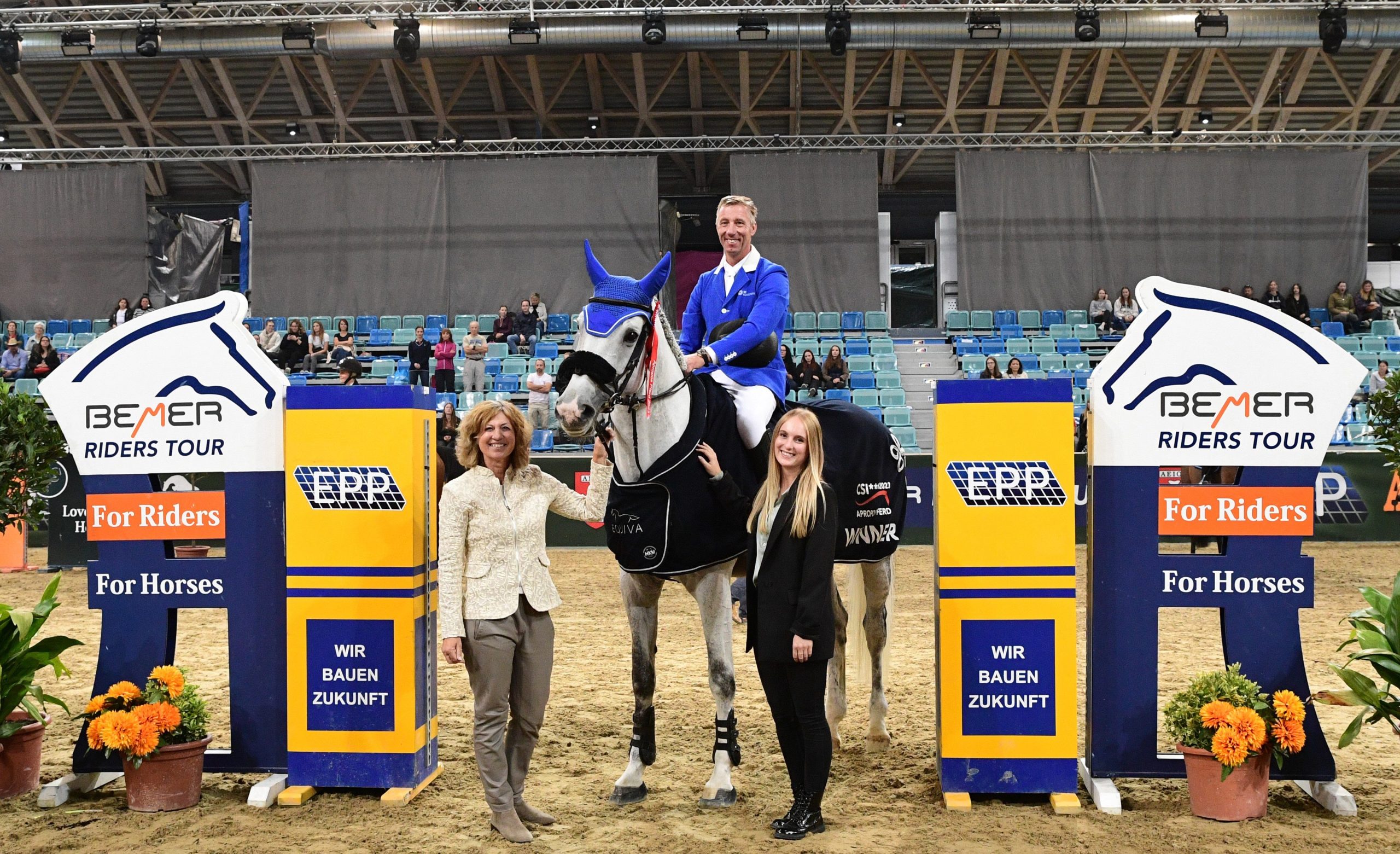 Glückliche Gesichter: Jur Vrieling (NED) empfängt die Glückwünsche von Dorothee Hahn von der Riders Tour und Alina Luisa Büchler, Equestrian Marketing Managerin der BEMER Int. AG. © HORSIC