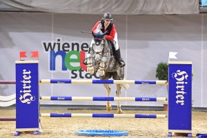 Liza Budai und Clourina PS auf dem Weg zum Sieg im Preis von Hirter. © HORSIC.com