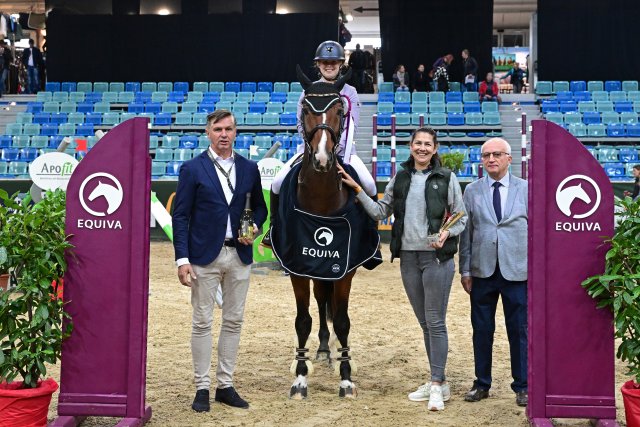 Dani Wolf (EQUIVA) und Turnierleiter Roland Pulsinger gratulieren der Siegerin im Preis von EQUIVA. © horsicphotography
