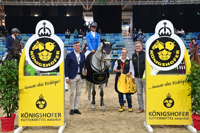 Astrid und Andreas Pieler gratulierten Jolina Moser-Spitzenstätter zum Sieg im Preis von Königshofer. © horsicphotography