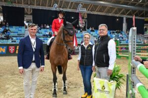 Geburtstagskind Bianca Babanitz bei der Siegerehrung im Preis von Königshofer. © horsicphotography