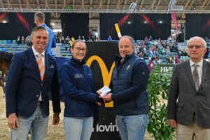 Mag. Richard Jaritz hat den fleißigen Schülern der Landwirtschaftlichen Fachschule Tullnerbach McDonalds Gutscheine mitgebracht. © horsicphotography