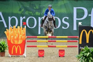 Herraduro VD Oude Heihoef Z und Peter Kopecky (SVK) gewinnen die McDonalds Jungpferdetour. © horsicphotography