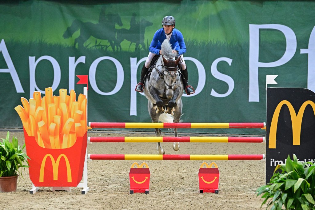 Herraduro VD Oude Heihoef Z und Peter Kopecky (SVK) gewinnen die McDonalds Jungpferdetour. © horsicphotography