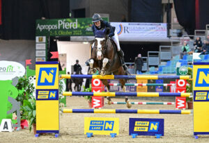 Chiara-Fiorina Moser und Quasi Blue auf dem Weg zum Sieg im Preis vom Linzer Pferdefestival. © horsicphotography