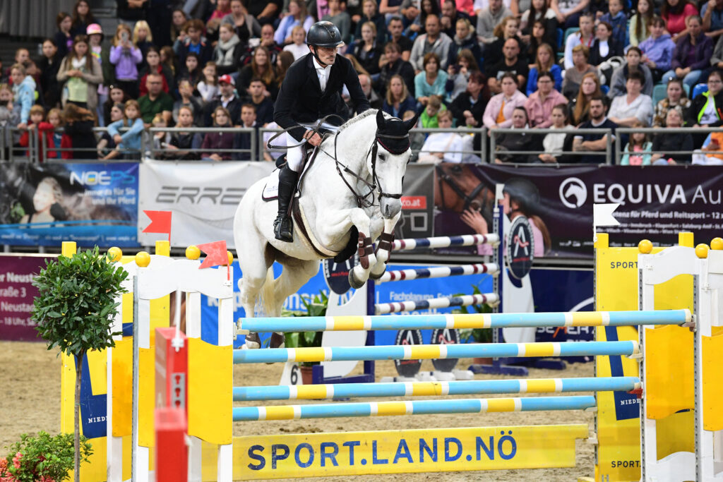 Der letzte österreichische Grand Prix-Sieg in der Arena Nova liegt vier Jahre zurück: Stefan Eder triumphierte 2022 im Sportland NÖ Grand Prix. © horsicphotography