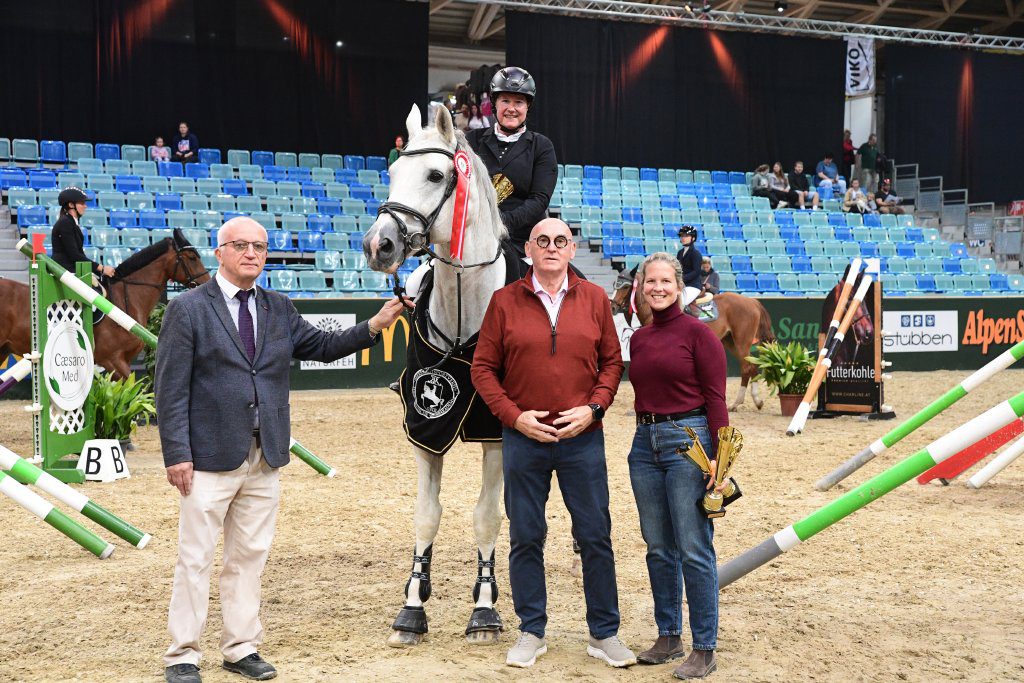 Fritz Strasser von 3S-Sattel gratulierte seiner Siegerin. © horsicphotography