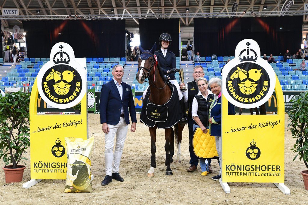Astrid und Andreas Pieler gratulierten im Namen von Königshofer. © horsicphotography