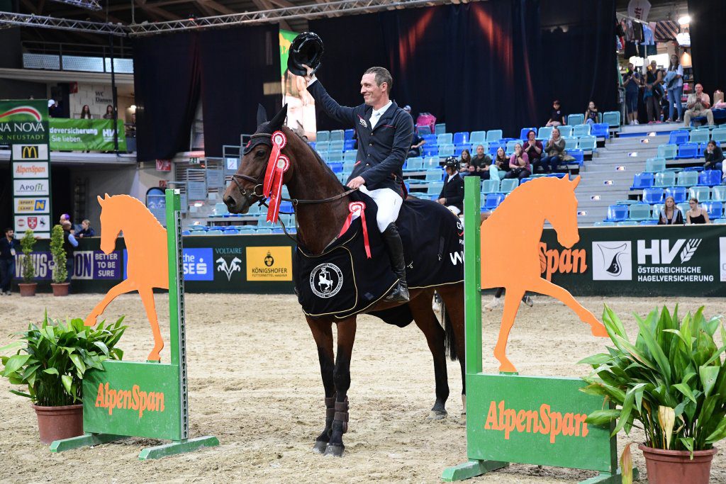 So sehen Sieger aus: Hendrik Dowe gewinnt den CSI3* AlpenSpan Preis. © horsicphotography