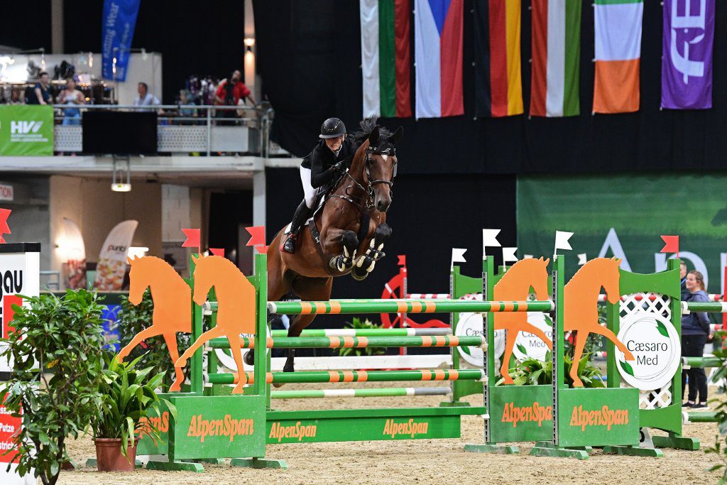 Katharina Rhomberg (V) auf Platz 2 und 3 im Preis der WKO. © horsicphotography